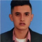 Profesor de educación física, enseñando y aplicando los diferentes ejercicios de la actividad fisica, en poblacion de niños de primaria